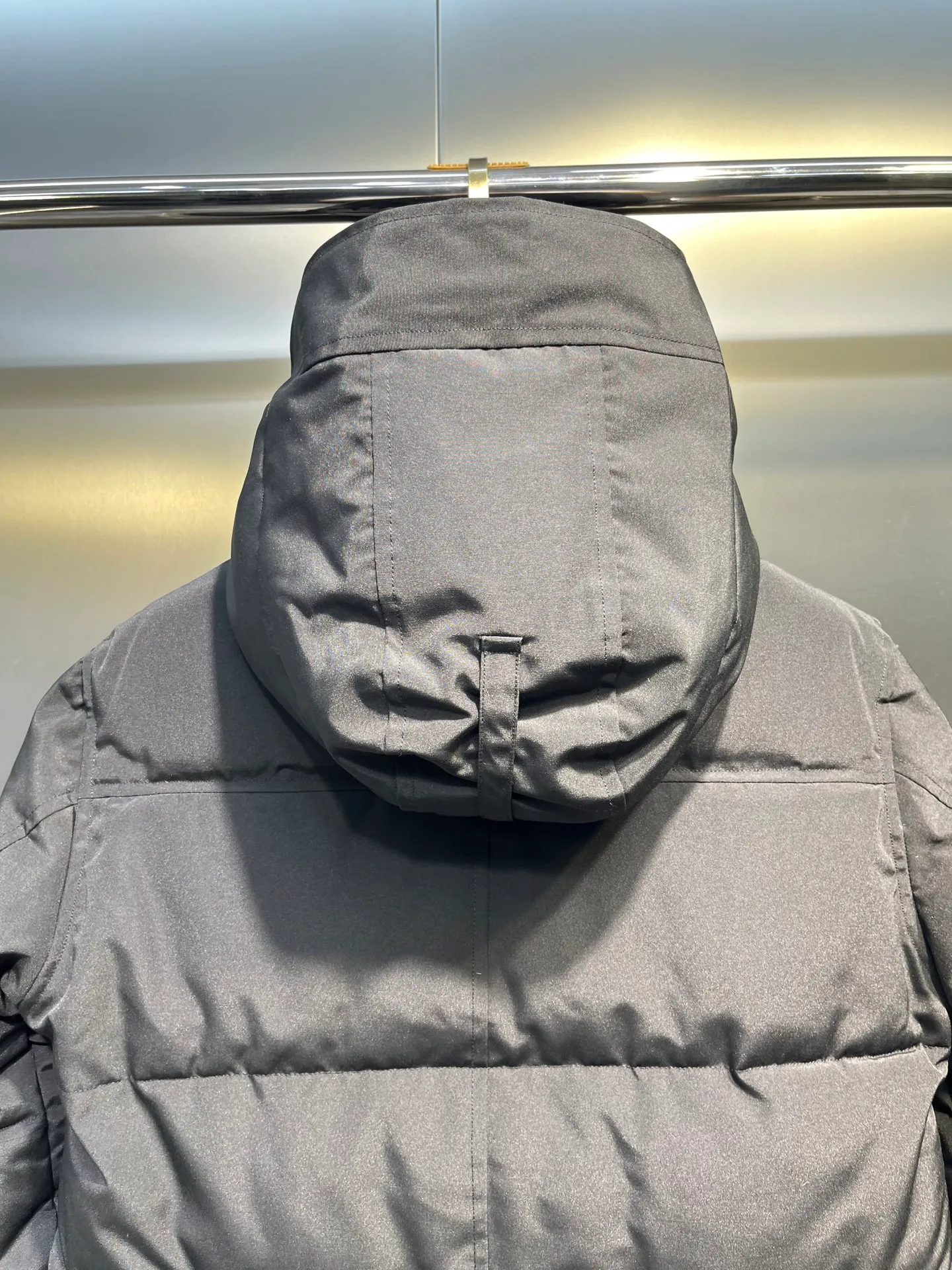 P700 Goose 🌟17 models (black) chest patch, same style for men and women, cold-resistant down jacket! The fur collar is detachable. The natural Siberian coyote fur collar has a delicate yet strong feel, which comes from the sense of life that comes from the erosion of wind and frost in nature. The market usually uses raccoon fur or fake fur instead, which is not even the slightest bit better! The collar part has cold-proof flannel, which is close to the head and neck, comfortable and warm! The fabric is made of high-density nano-level waterproof fabric, which is windproof and wear-resistant and has a certain thickness! The zipper is the official YKK brand! The waist has an elastic waistline design that can be adjusted according to yourself! There is also an anti-wind Velcro inside! Seamless threaded cuffs to avoid stiffening! In order to prevent cold wind from pouring in, a double closure design is adopted. On the premise of the traditional zipper fly, six Velcro fasteners are used for secondary closure, which brings better warmth retention effect. It retains the classic hooded design and uses super large luxurious wolf fur to protect against wind and cold. No matter how low the temperature is this winter, one piece is enough. I’ll give you the wind and temperature. Size: s-xxl